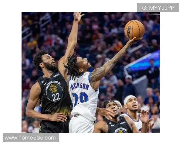 勇士与奇才激战25号赛场精彩回顾与精彩瞬间分析