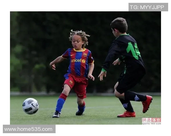 哈维西蒙斯的崛起之路：从青训天才到足球场上的新星