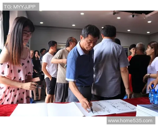 李泓澎的成长之路与艺术追求：从青涩少年到当代艺术家的蜕变与探索