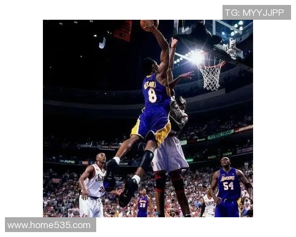 科比在对阵黄蜂时的经典扣篮瞬间回顾与精彩解析 科比在对阵黄蜂时的经典扣篮瞬间回顾与精彩解析