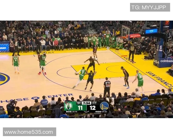 詹姆斯对决凯尔特人再掀战火NBA经典对抗赛的精彩瞬间回顾